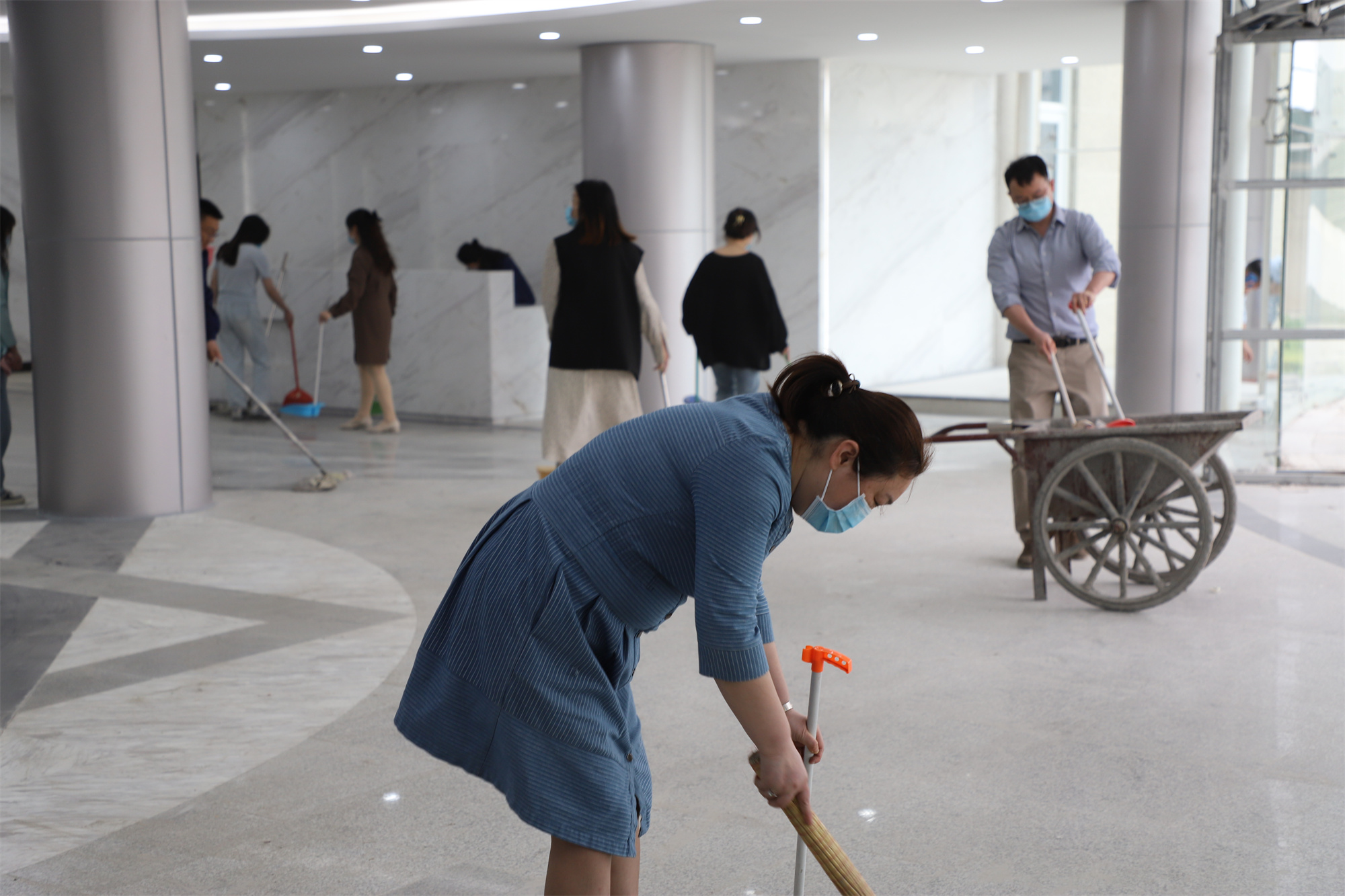 巅峰国际集团机关党支部开展“党员志愿服务”活动