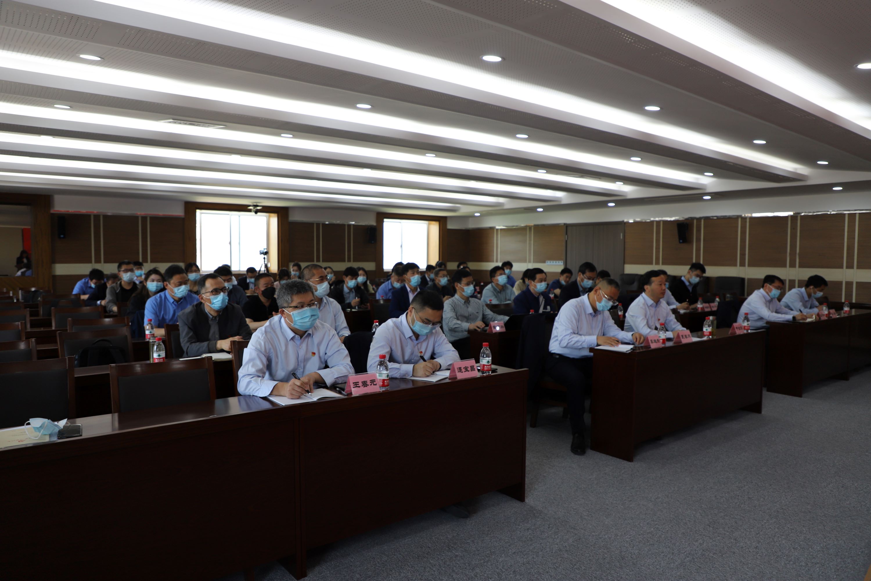 巅峰国际集团召开党风廉政警示教育大会